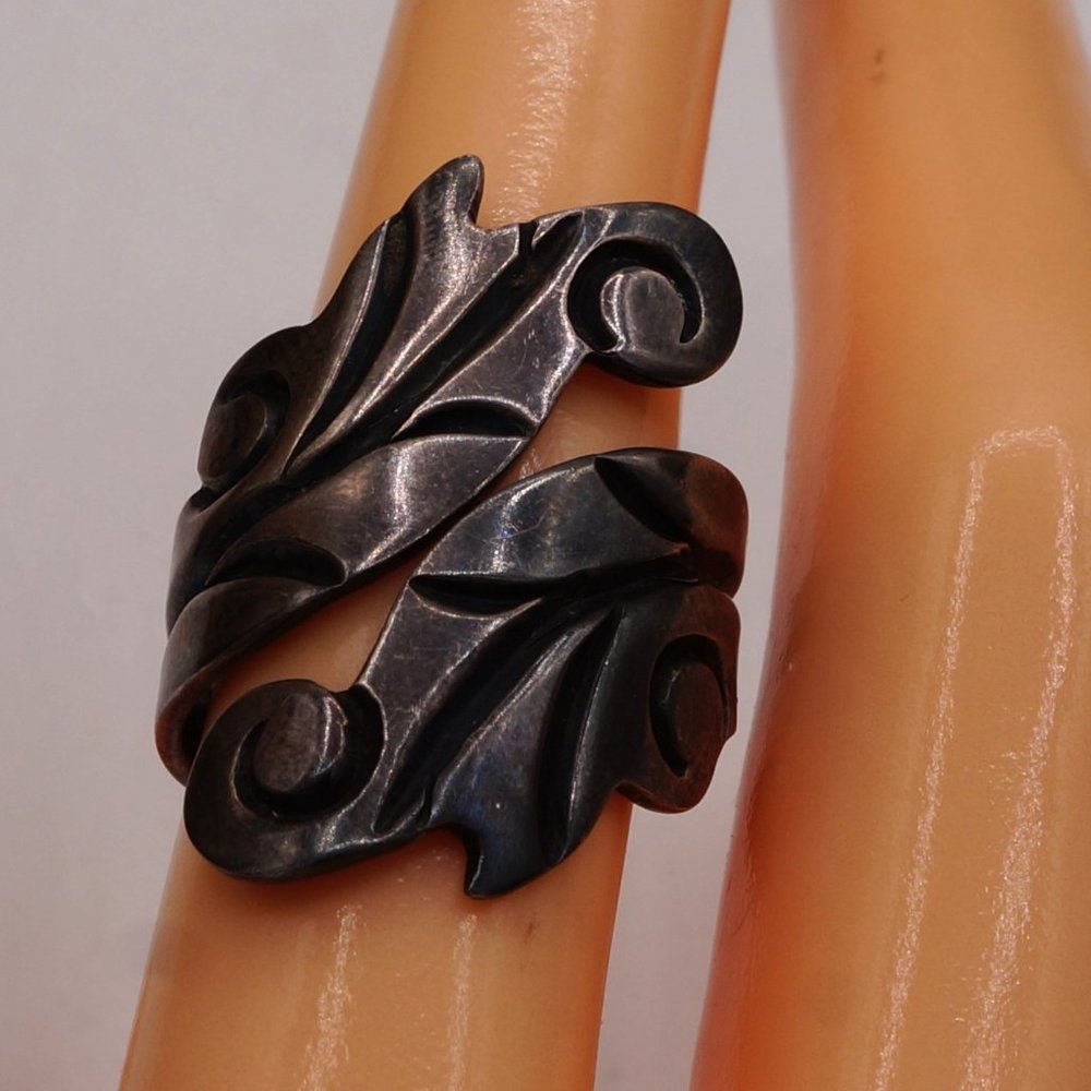 1950s Vintage Scroll Leaf Wrap Silver Ring By Taxco R. Cazares  Size 8.25-8.5